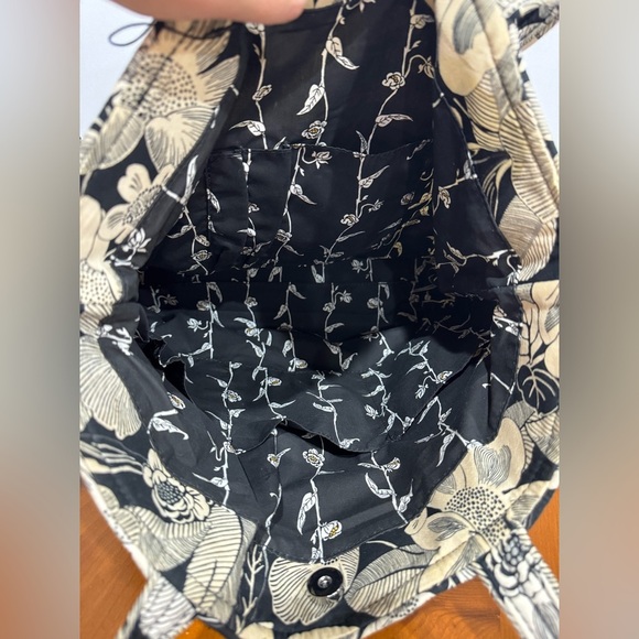 Vera Bradley tote bag black and cream floral quilted pattern - Picture 9 of 9